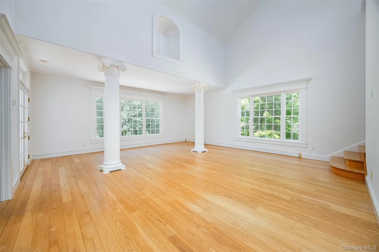 Empty double-height bonus space before virtual staging